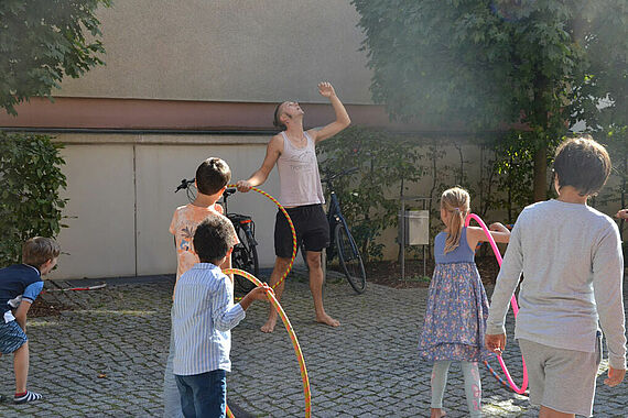 Staunende Kinder- und Großelternaugen bein den Darbietungen des Mitmachzirkus CABUWAZI. (Foto: Johanna Marin) 