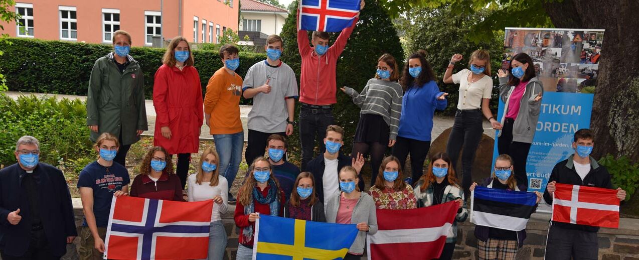 Gruppenfoto mit Masken während des Vorbereitungsseminars. (Foto: Sr. Theresita M. Müller)