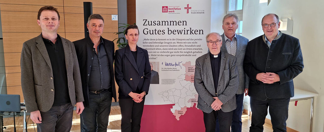 Von links: Das internationale Künstlertrio Robert Kusiolek, Anton Sjarov und Elena Chekanova gemeinsam mit DBW-Vorsitzendem Wolfgang Winkelmann, Dr. Werner Sosna und Matthias Micheel. (Foto: privat)
