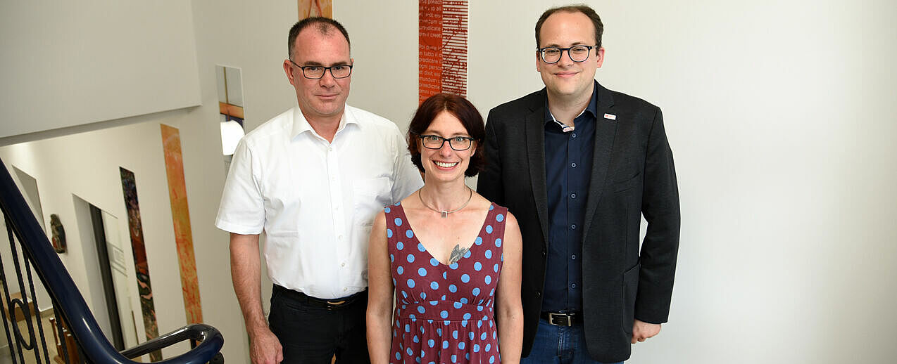 Bonifatiuswerk-Referent Daniel Born (r.) begrüßt die Gäste aus Chemnitz: Propst Benno Schäffel, leitender Pfarrer der katholischen Pfarrei Heilige Mutter Teresa in Chemnitz und Dr. Ulrike Lynn, die neue Personalstelleninhaberin (v.l.). (Foto: Theresa Meier)