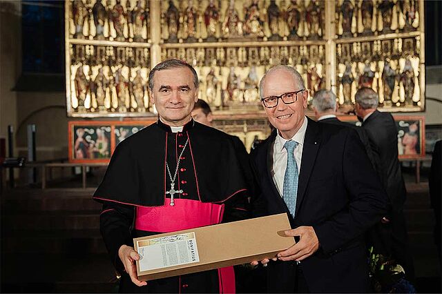 Bonifatiuswerk-Präsident Manfred Müller (rechts) überreichte dem Bischof von Tallinn, Philippe Jean-Charles Jourdan, eine Bonifatius-Stele. (Foto: Elena Kovpak-Olev Mihkelma)