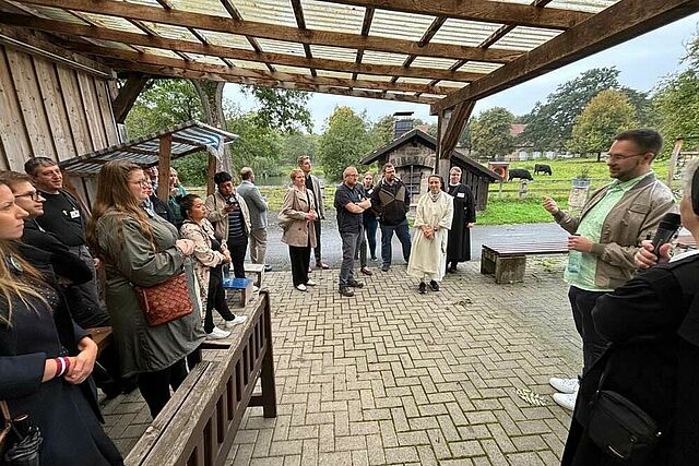 Benedikt Hebbecker, Direktor des Jugendhauses Hardehausen, führte die Jugendseelsorger über das Gelände des jugendpastoralen Zentrums des Erzbistums Paderborn. (Foto: Julian Heese)