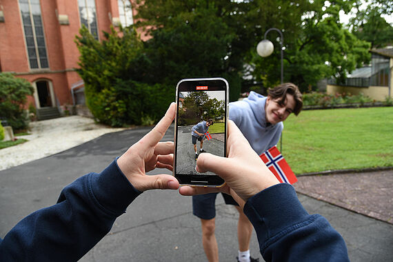 Wie drehe ich am besten Videos? Im Online-Workshop zum Thema Pressearbeit durften sich die neuen Freiwilligen schon direkt ausprobieren. (Foto: Theresa Meier)