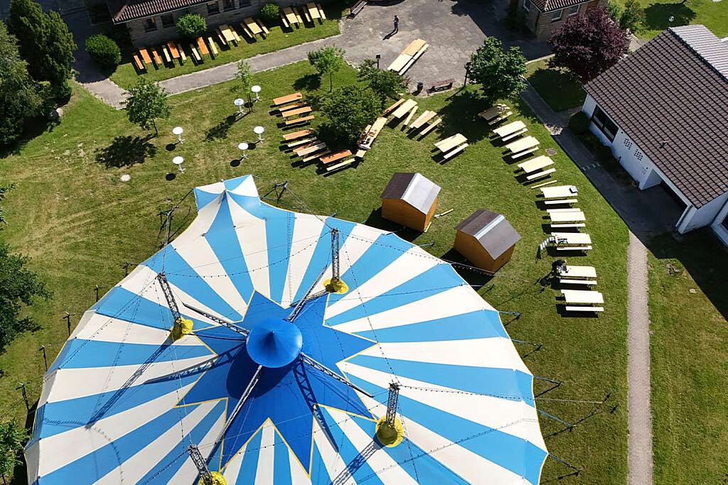 Das Himmelszelt in Wolfsburg ist im Sommer ein Ort der Begegnung, des Austauschs und der Gemeinschaft. Foto: Elias Breitner
