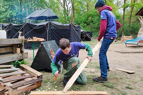 Das Baumaterial musste von den Pfadis selbst zurechtgestutzt werden. (Foto: Lara Maschkowitz)