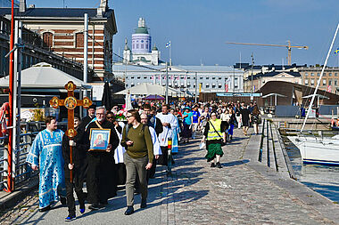 Die ökumenische Prozession führte durch die Innenstadt Helsinkis und am Hafen entlang. (Foto: Marko Tervaportti)