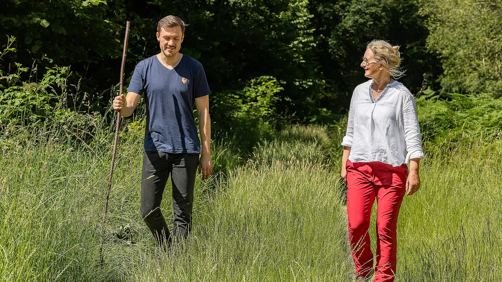 Pilgerreferentin Sabine Petters gemeinsam mit einem Pilger.(Foto: Sascha Meichsner)