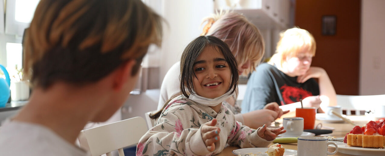 Die kleine achtjährige Assanat freut sich über Mahlzeiten in Gemeinschaft. (Foto: M. Nowak)