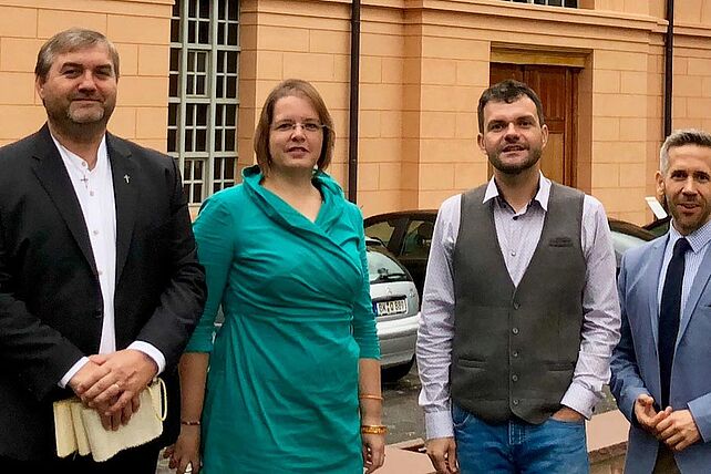 (v.l.n.r.): Pfarrer Winfried Runge (kath. Kirchengemeinde), Angelika Beer (Kulturbüro der EKD), Pfarrer Jens Schmiedchen (evang. Kirchengemeinde), Sebastian Schwertfeger (Bonifatiuswerk). Foto: Werner Holtorff