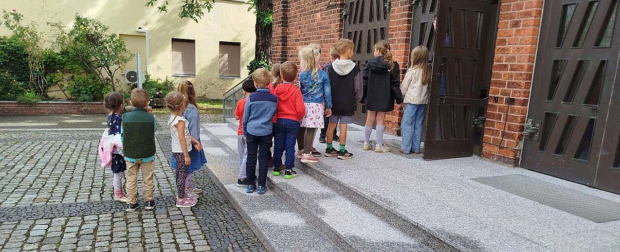Sicherer Zugang zur Christuskirche in Cottbus erneuert: Bonifatiuswerk fördert mit 5.500 Euro. Foto: Andreas Baron