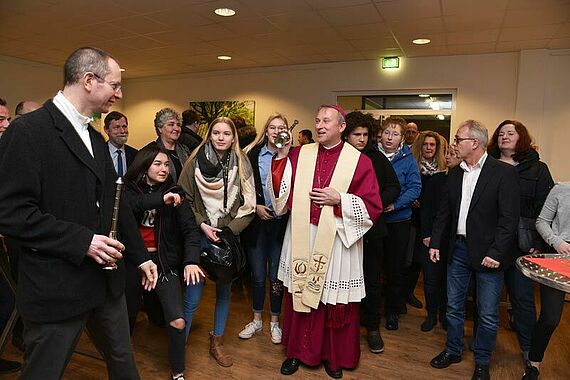 Weihbischof Wilfried Theising im Gespräch mit einem Schüler. Links Pastoralreferent Reinhard Stolte. Foto: Ludger Heuer