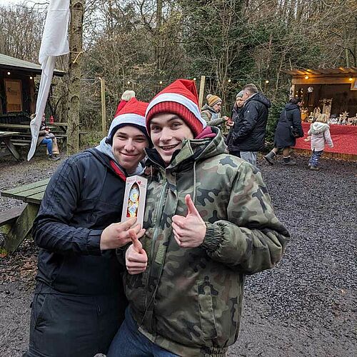 Matthias Giemza und Emil Müller freuen sich über ihren Schoko-Nikolaus. (Foto: DPSG Wittener Löwen)