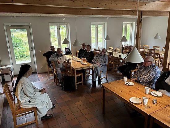 Die Priesterreise-Gruppe zu Besuch bei den Dominikanerinnen in Rögle. Foto: Ulrich Franke Die Priesterreise-Gruppe zu Besuch bei den Dominikanerinnen in Rögle. Foto: Ulrich Franke