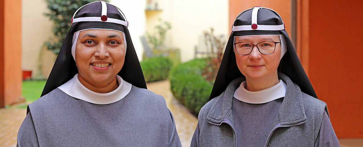 Schwester Elsa Vincent (links) wird neue Oberin des Birgittenklosters im Bremer Schnoorviertel. Schwester Olga Maria Zajac wird Novizenmeisterin in Rom.(Foto: Christof Haverkamp, Katholischer Gemeindeverband in Bremen)
