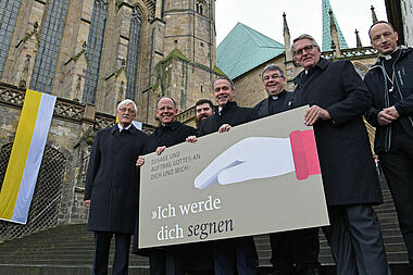 Diaspora-Aktionseröffnung des Bonifatiuswerkes in Erfurt (von links): Heinz Paus (Präsident des Bonifatiuswerkes), Bischof Dr. Ulrich Neymeyr (Bistum Erfurt), Bischof David Tencer (Bistum Reykjavik in Island), Georg Maier (Minister für Inneres und Kommunales in Thüringen), Monsignore Georg Austen (Generalsekretär des Bonifatiuswerkes), Prof. Dr. Thomas Sternberg (Präsident des Zentralkomitees der deutschen Katholiken) und Bischof Victor Stulpins (Bistum Liepaja in Lettland). Foto: Patrick Kleibold 