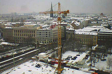 Der erste Kran auf dem Gelände der zukünftigen Propsteigemeinde in Leipzig