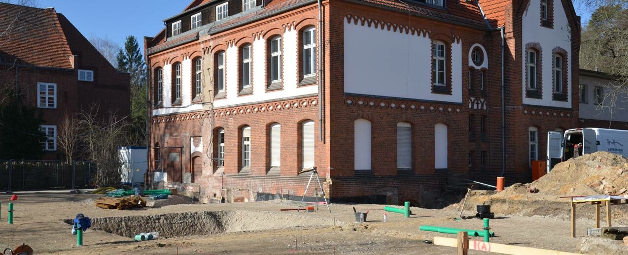 Die Grundleitungen werden verlegt, damit die Bodenplatte für das künftige Hospiz Katharinenhaus gegossen werden kann. (Foto: Alfred Herrmann)