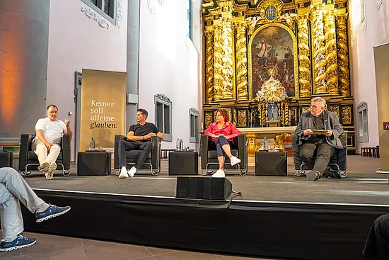 Gesprächsrunde mit (von links): Michael Herberger, Steffi Neu, Stefan Gödde. Moderiert von Bonifatiuswerk-Generalsekretär Monsignore Georg Austen. Foto: Hartmut Salzmann