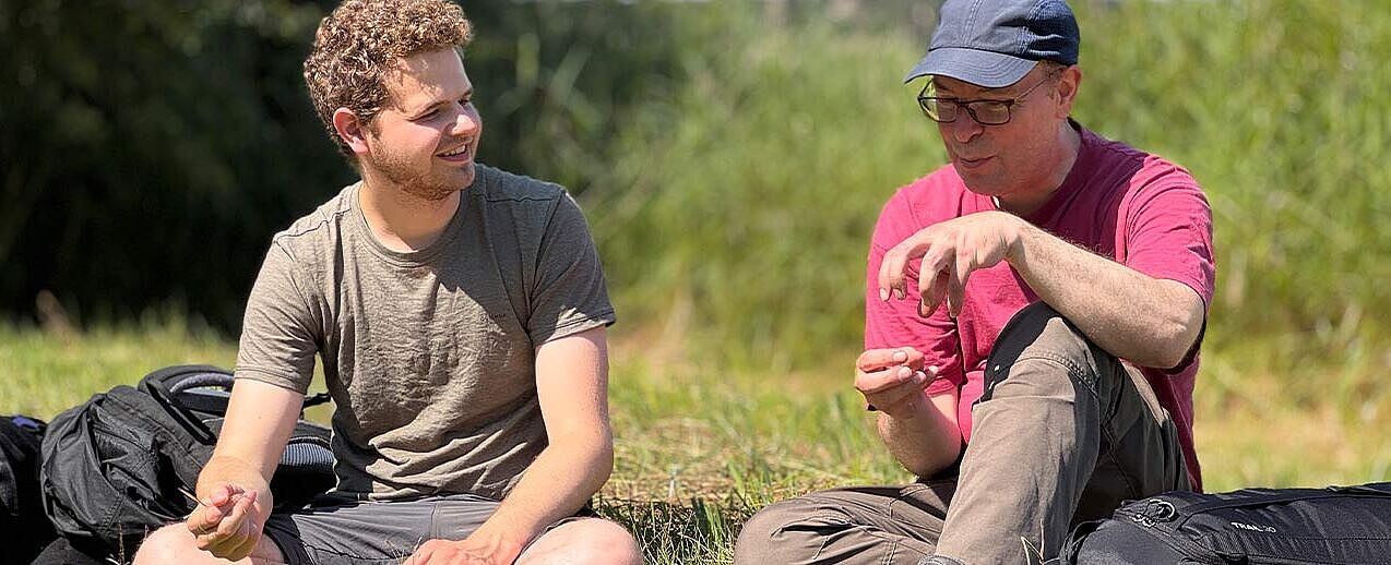 Pater Christian Modemann SJ (rechts) tief im Gespräch mit einem Teinehmenden. (Foto: Pater Christian Modemann SJ)