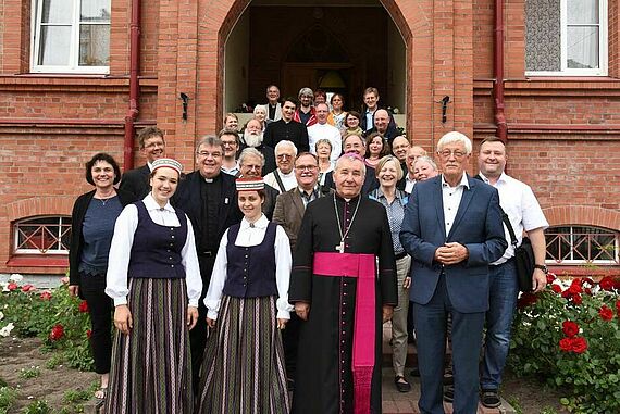 Vertreter der Diözesan-Bonifatiuswerke und des Bonifatiuswerkes mit Bischof Edvards Pavlovskis vor dem Bischofshaus in Jelgava. Foto: Sr. Theresita Müller 