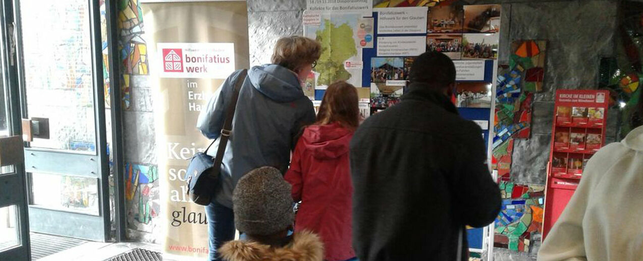 Infostand zum Diaspora-Sonntag in der Kirche St. Christoporus in Hamburg-Lohbrügge. (Foto: Diakon Stefan Mannheimer)