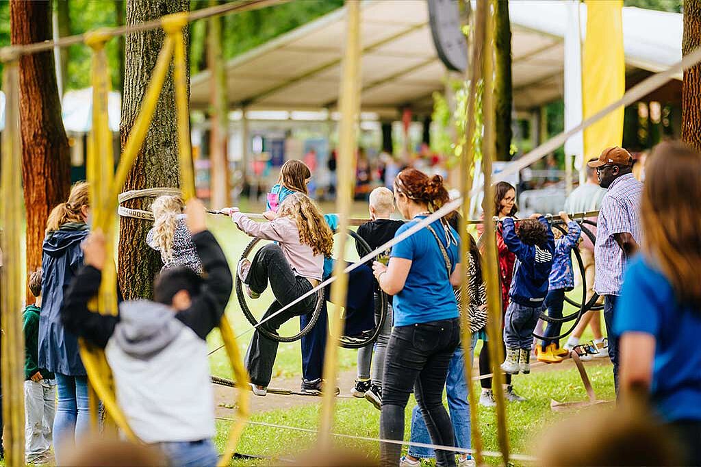 Die Kinder konnten ihr Geschick bei einem Parcour testen. (Foto: © Besim Mazhiqi / Erzbistum Paderborn)