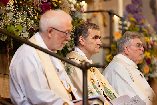 Generalvikar Niels Engelbrecht (Kopenhagen), Bischof Jean-Philippe Jourdan (Tallinn) und Bonifatiuswerk-Generalsekretär Msgr. Georg Austen während der Diaspora-Andacht im Paderborner Dom. Foto: Hartmut Salzmann