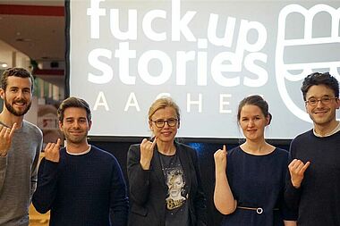 Projekteam fuckupstories (3): Von Links: Christian Sprinkmeyer (Speaker), Deniz Saner (Speaker), Ursula Hahmann (Moderatorin), Laura Slade (Speaker) und Tim Host (Speaker). Foto: Projektgruppe "Fuck Up Stories Aachen".