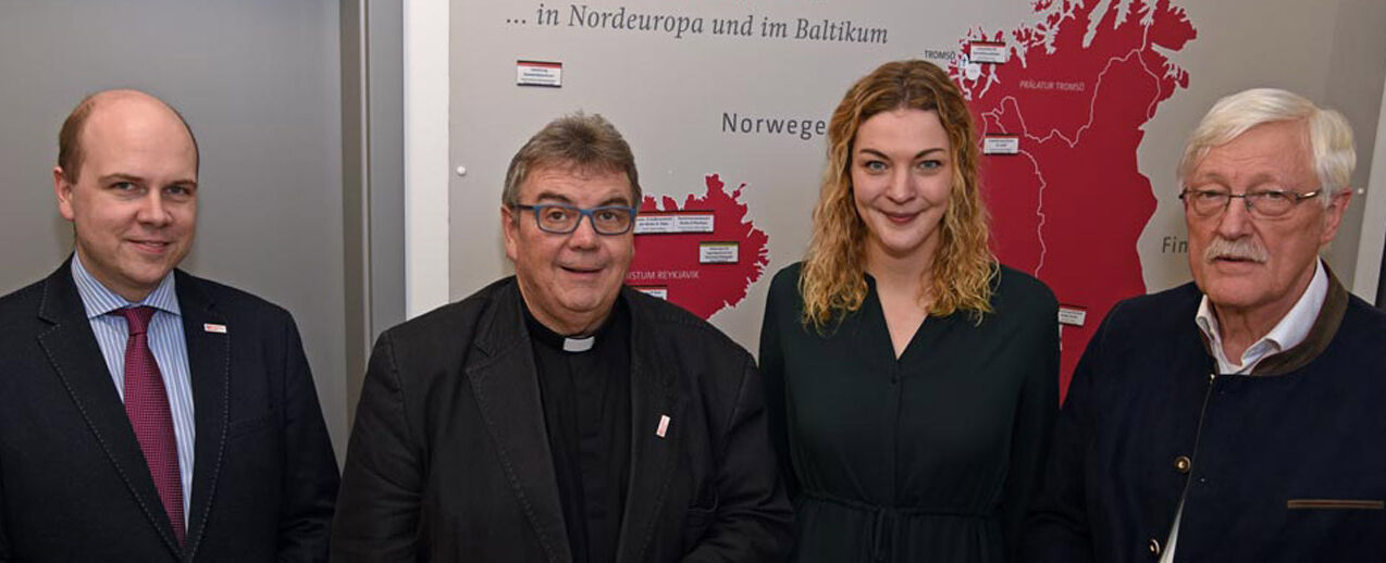 Von Links: Simon Rüffin (Bereichsleiter Missionarische und diakonische Pastoral im Bonifatiuswerk), Monsignore Georg Austen (Generalsekretär Bonifatiuswerk), Sally Lisa Starken und Heinz Paus (Präsident Bonifatiuswerk). (Foto: Patrick Kleibold)