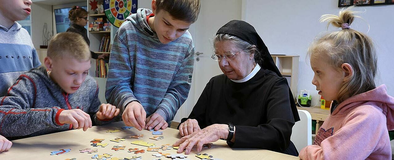 Sr. Theresia spielt mit den ukrainischen Waisenkindern: (Foto: Markus Nowak)