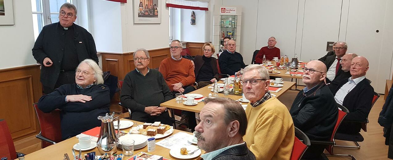 13 ehemalige Amtsleiterinnen und Amtsleiter der Stadtverwaltung Paderborn haben das Bonifatiushaus am Paderborner Kamp besucht. 