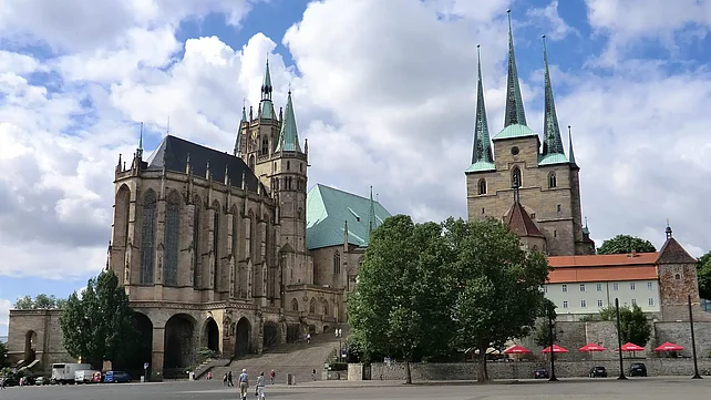Aus der Erfurter St. Severikirche (rechts) wird der Gottesdienst am 6. September live übertragen. Links ist der Dom St. Marien zu sehen. Foto: Elsemargriet
