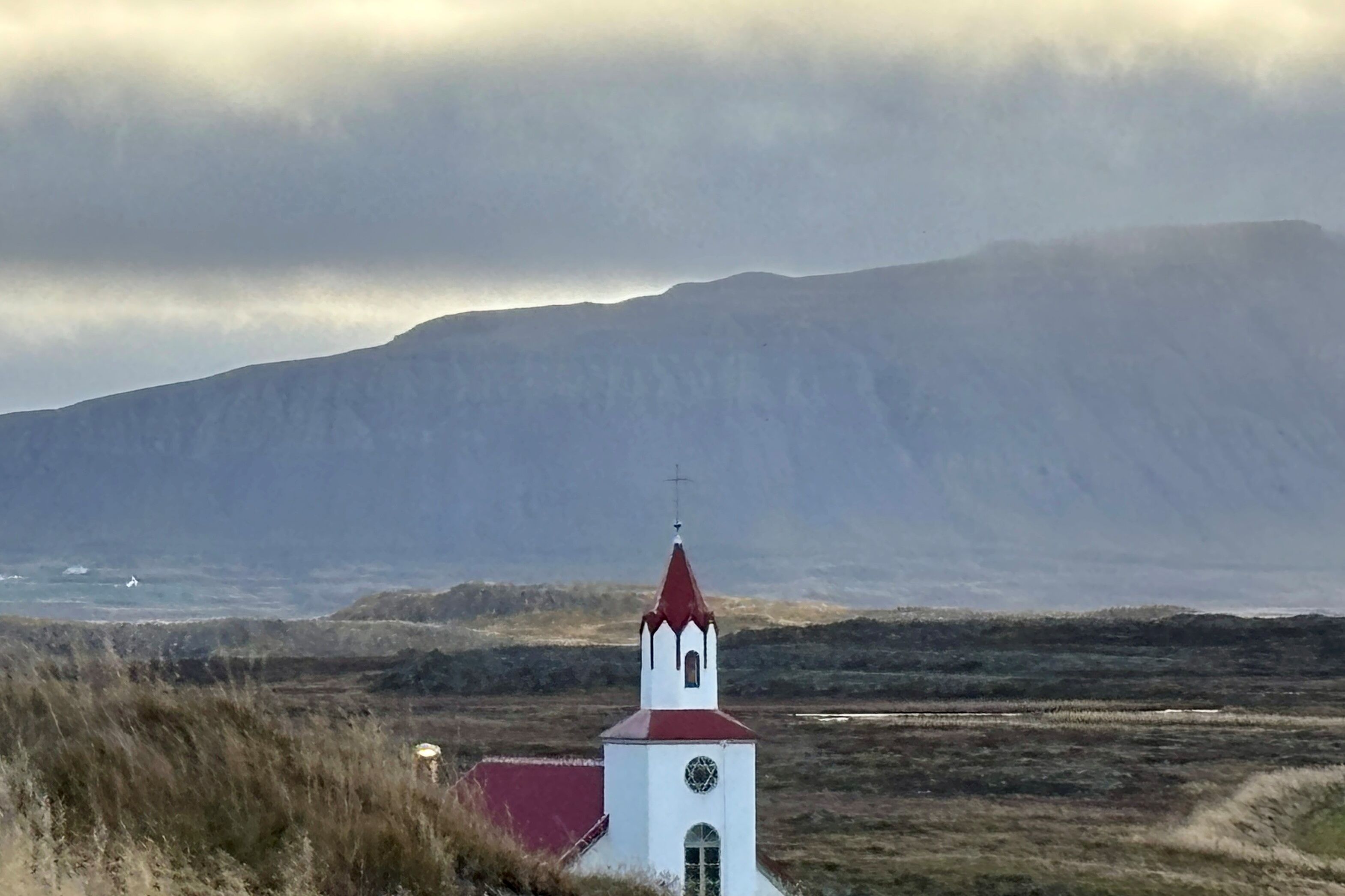 Eine Kirche inmitten der isländischen Natur. (Foto: Msgr. Georg Austen)