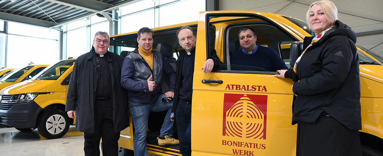 Bonifatiuswerk-Generalsekretär Monsignore Georg Austen übergab insgesamt drei BONI-Busse für das lettische Bistum Liepaja an Jānis Žigo (Kathedralpfarrei St. Josef in Liepaja), Bischof Viktors Stulpins, Pfarrer Arnis Suleimanovs (Katholische Kirchengemeinde Hl. Jungfrau Maria in Talsi) und Iveta Jansone (Martinshaus in Liepaja). (Foto: Theresa Meier)