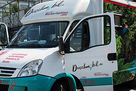 Das erste "Duschmobil" Deutschlands ermöglicht fünf Frauen am Tag ihre Grundbedürfnisse - zum Beispiel nach Körperhygiene - zu stillen. (Foto: SkF Berlin)