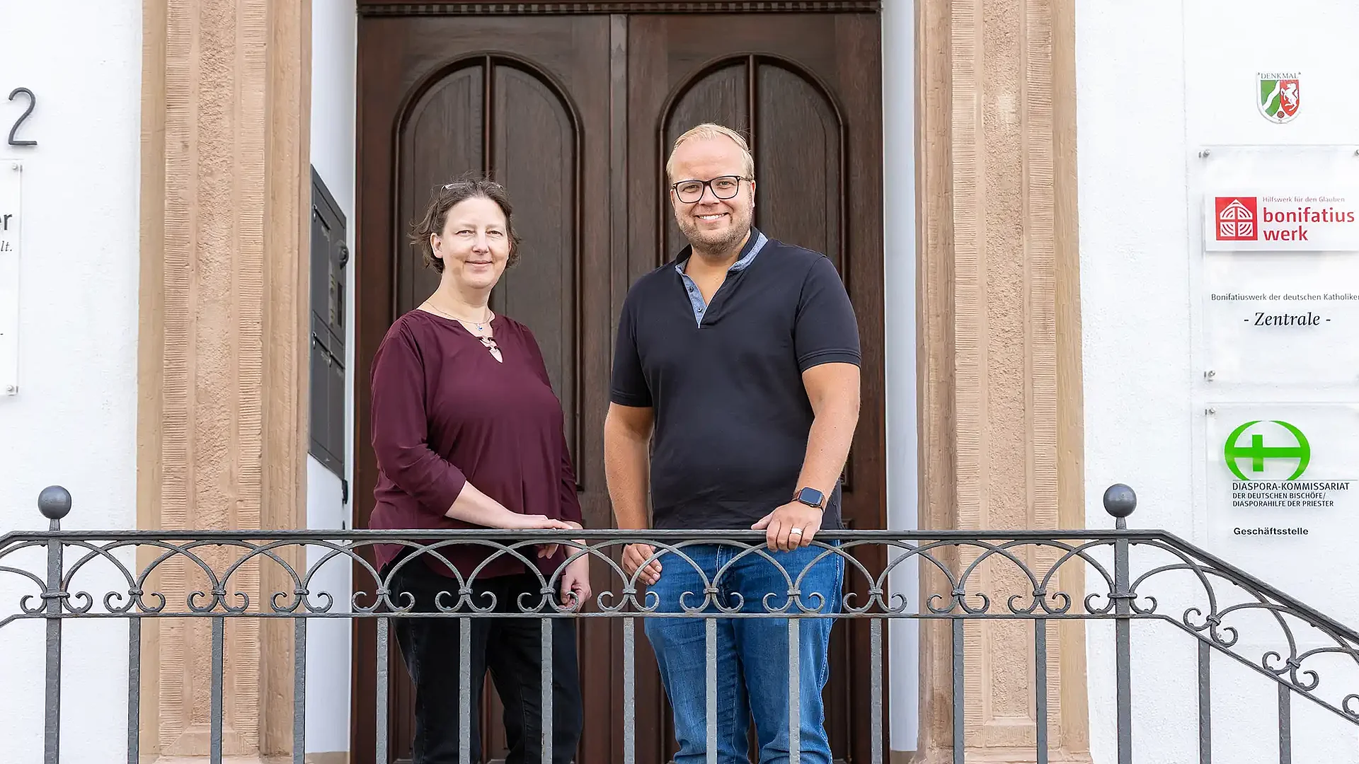 Kulturwissenschaftlerin Antje Löhr-Dittrich, die die Personalstelle „Ökumenisches Zentrum Moritzkirche Halle (Saale)“ besetzt, wurde von Julian Heese (Bereichsleiter Missionarisch-diakonische Pastoral beim Bonifatiuswerk) begrüßt. Foto: Hartmut Salzmann