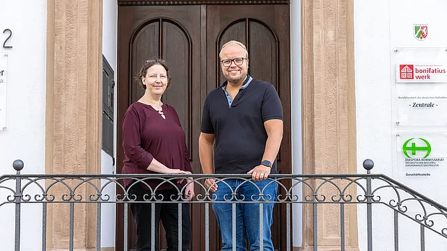 Kulturwissenschaftlerin Antje Löhr-Dittrich, die die Personalstelle „Ökumenisches Zentrum Moritzkirche Halle (Saale)“ besetzt, wurde von Julian Heese (Bereichsleiter Missionarisch-diakonische Pastoral beim Bonifatiuswerk) begrüßt. Foto: Hartmut Salzmann