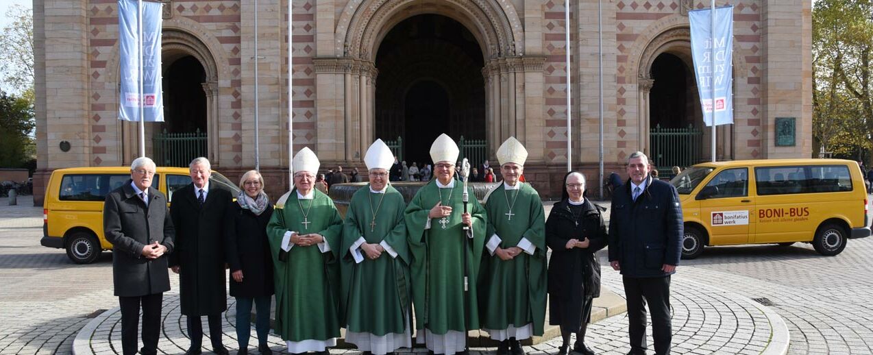 Eröffneten die bundesweite Diaspora-Aktion des Bonifatiuswerkes in Speyer (von links): Präsident Heinz Paus, Ehrenpräsident Georg von und zu Brenken, Speyers Oberbürgermeisterin Stefanie Seiler, Weihbischof Otto Georgens, Bischof Czeslaw Kozon, Bischof Dr. Karl-Heinz Wiesemann, Bischof Philippe Jourdan, Schwester Margareta Kühn und Geschäftsführer Ingo Imenkämper. (Foto: Bonifatiuswerk/Simon Helmers)