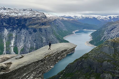 Beeindruckende Landschaften prägen Nordeuropa, wie hier in Norwegen die markante Felsformation Trolltunga. Foto: Bonifatiuswerk/Robert Kurth