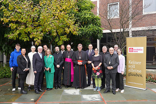 Kardinal Rainer Maria Woelki (Mitte) Staatminister Nathanael Liminski (rechts daneben), Bonifatiuswerk-Generalsekretär Monsignore Georg Austen (4.v.r.) und Teilnehmer des Festakts zur Eröffnung der Diaspora-Aktion in Köln. Foto: Markus Thielking