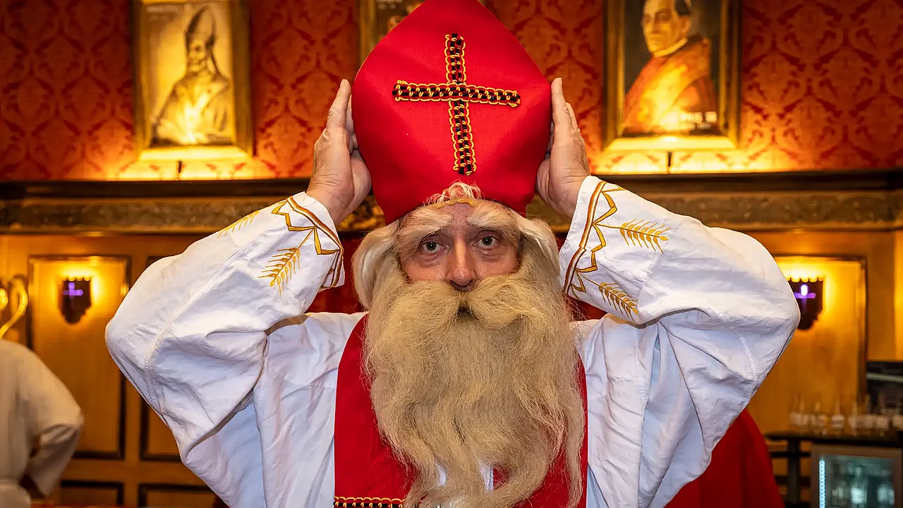 In unseren Nikolauskursen lernen die Teilnehmenden, wie sie den Nikolaus am besten darstellen. (Foto: Tobias Aldinger/Erzbistum Freiburg)