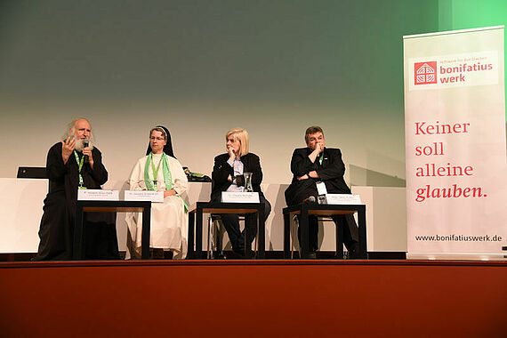 Anselm Grün, Sr. Jordana, Moderatorin Claudia Nothelle und Msgr. Austen diskutierten über die Bedeutung und Chancen christlicher Rituale.