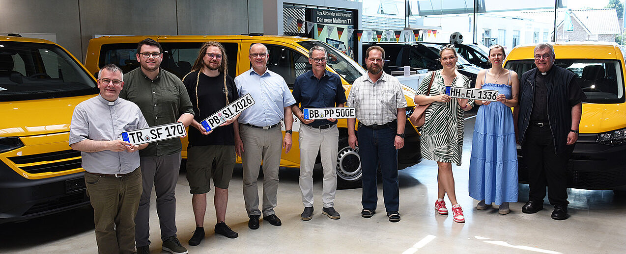 Bonifatiuswerk-Generalsekretär Monsignore Georg Austen (r.) übergab drei BONI-Busse und einen BONI-Caddy an Vertreter von Gemeinden und kirchlichen Institutionen aus Hermeskeil, Siegen, Weil der Stadt und Bergedorf. (Foto: Theresa Meier)