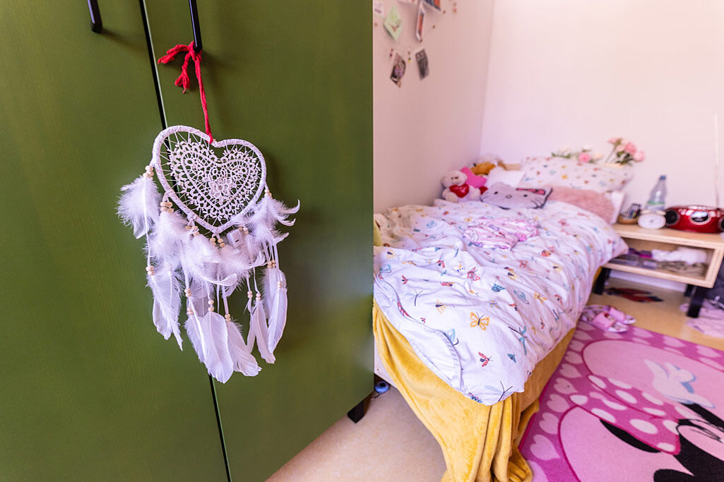 Ein Schlafzimmer mit Bett und Kleiderschrank im Haus Martha.  (Foto: Hartmut Salzmann)