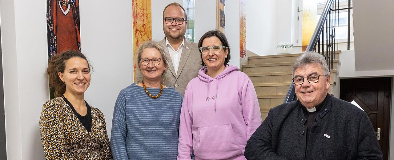 Drei neue Personalstellen-Inhaberinnen besuchten heute das Bonifatiuswerk. Unser Bild zeigt Agnes Saul, Sabine Petters, Julian Heese (Bereichsleiter Missionarische und diakonische Pastoral), Christin Noack und Bonifatiuswerk-Generalsekretär Monsignore Georg Austen (v.l.). Foto: Hartmut Salzmann