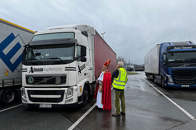 Nikolaus und sein Team klopfen vorsichtig an die Fahrerkabinen und warten, ob jemand die Innenvorhänge aufzieht und die Tür öffnet. (Foto: Pfarrei Zum Guten Hirten) Nikolaus und sein Team klopfen vorsichtig an die Fahrerkabinen und warten, ob jemand die Innenvorhänge aufzieht und die Tür öffnet. (Foto: Pfarrei Zum Guten Hirten)