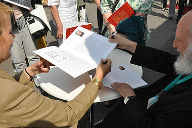 Sylvia Vandermeer und P. Anselm Grün signieren ihr Buch. Foto: Sr. Theresita M. Müller