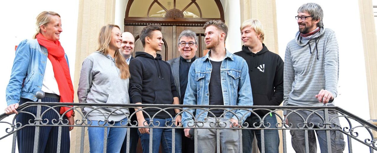 Julia Jesse (v. l.), Elisa Lunnebach, Simon Rüffin, David Gorny, Monsignore Georg Austen, Lukas, Simon, Matthias Hein. (Foto: Sr. Theresita M. Müller)