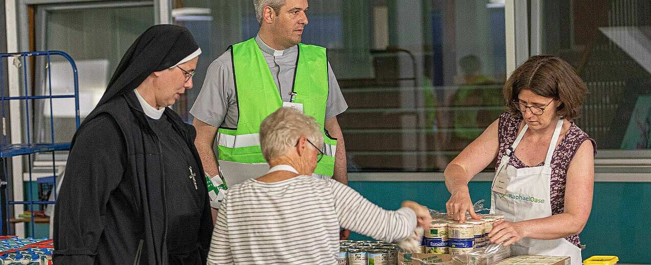 Schwester Deodata Weber und eine Gruppe freiwillige Helfer geben jeden Donnerstag Lebensmittel an Bedürftige raus. (Foto: Christof Haverkamp, Katholischer Gemeindeverband in Bremen)