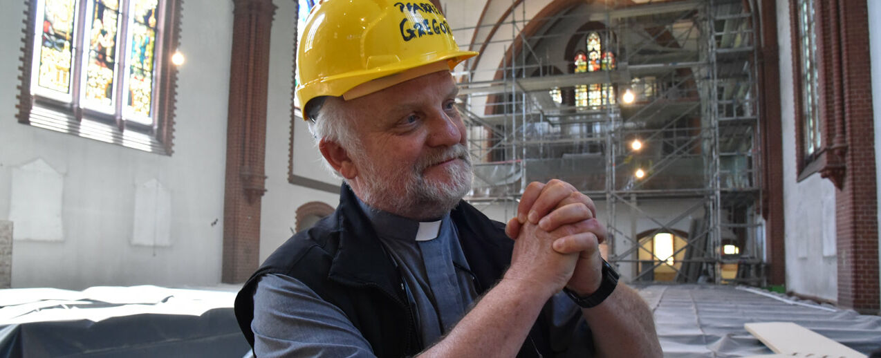 Pfarrer Peter Paul Gregor in der Pfarrkirche in Hoyerswerda. (Foto: Raphael Schmidt)